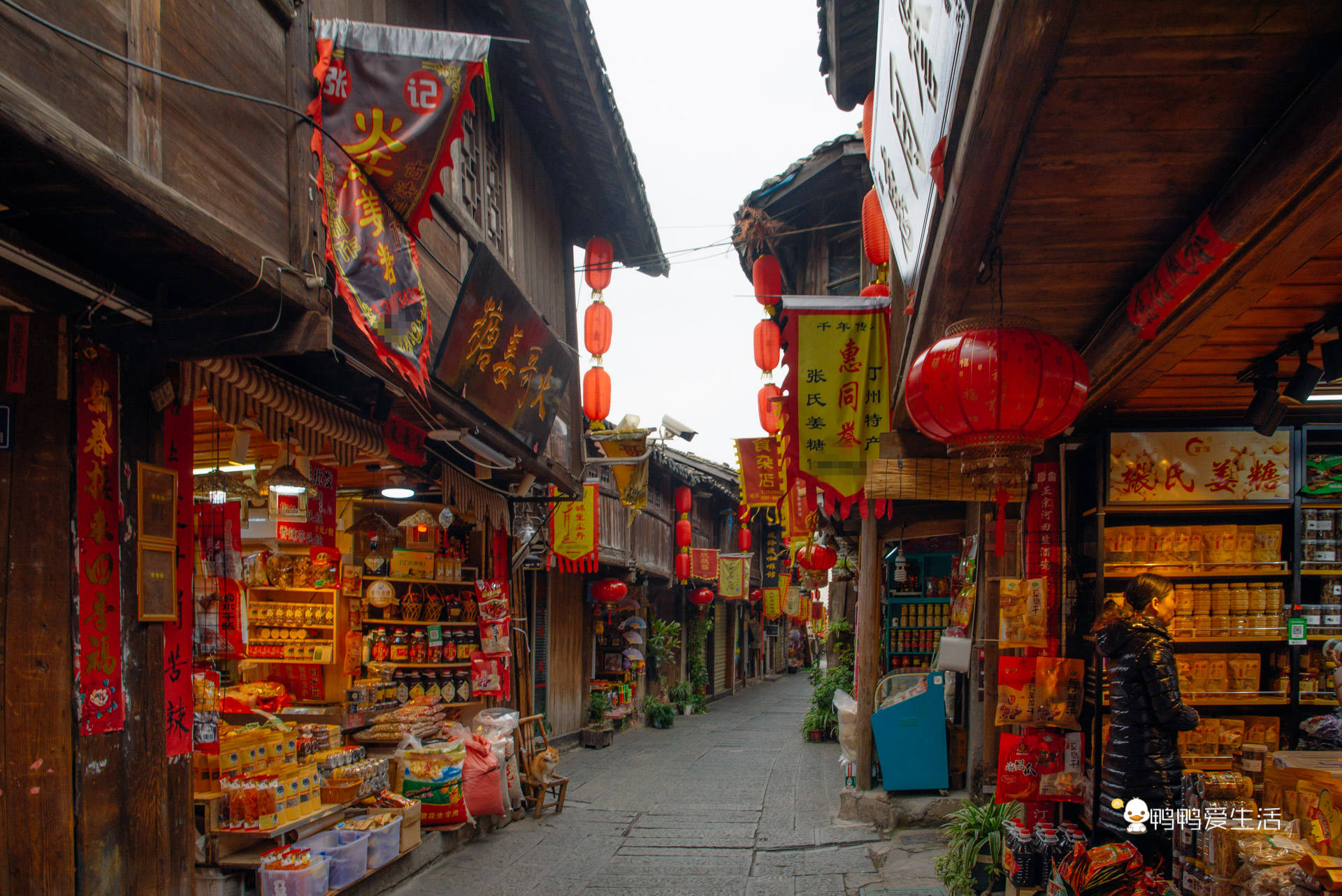 探秘小巷神秘小店，最新特色商品免费送！