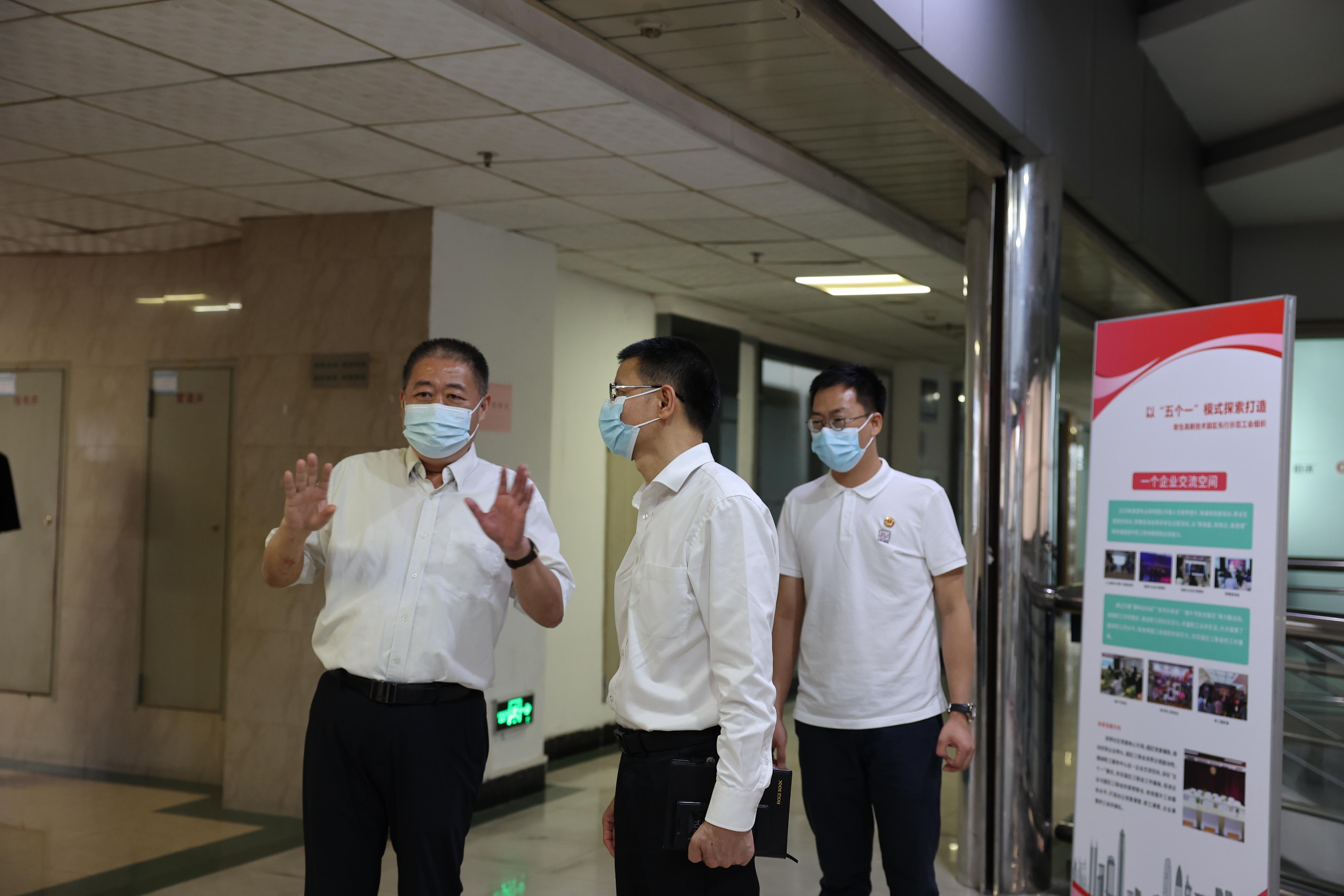 演员李春华引领科技风潮，全新高科技产品震撼亮相！
