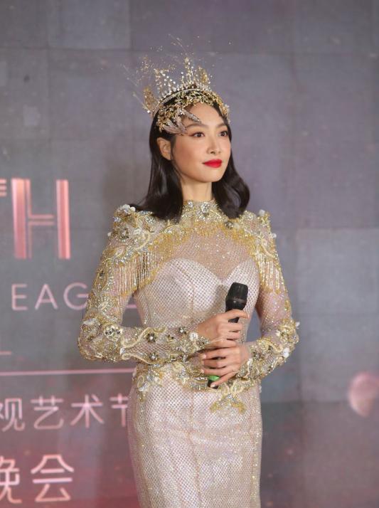 宋茜荣获金鹰女神称号，闪耀时代之星印记